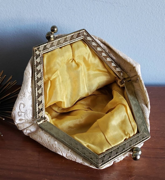 1950s cream and gold brocade wristlet dance purse. - image 4