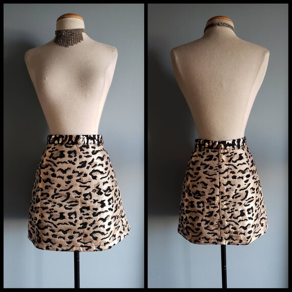 Metalic leopard print mini skirt by Topshop. U.S 8