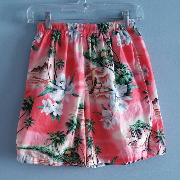 Vintage high waisted Hawaiian print shorts.