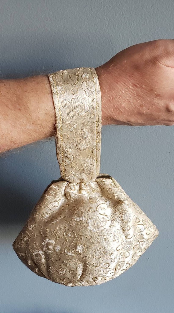 1950s cream and gold brocade wristlet dance purse. - image 5