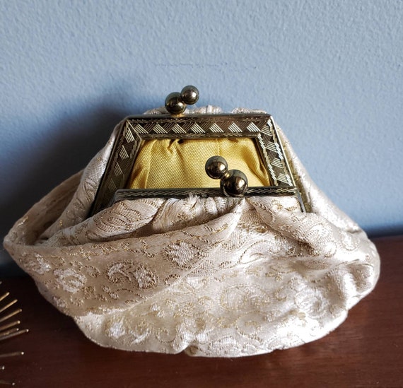 1950s cream and gold brocade wristlet dance purse. - image 2