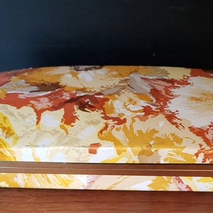 1960s mod floral vinyl clamshell jewelry box. image 2