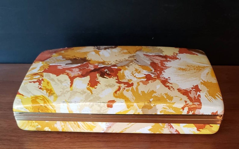 1960s mod floral vinyl clamshell jewelry box. image 2