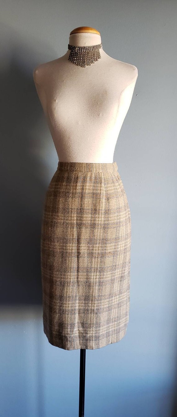 Vintage plaid pencil skirt. W 26".