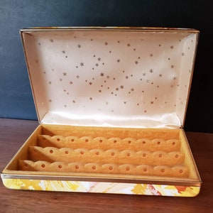 1960s mod floral vinyl clamshell jewelry box. image 8