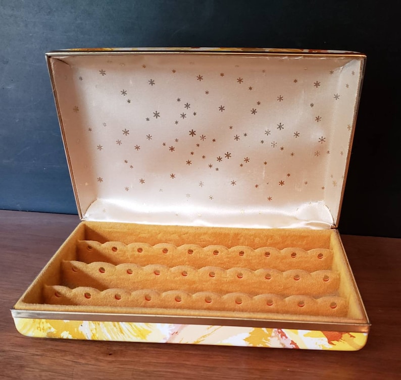 1960s mod floral vinyl clamshell jewelry box. image 8