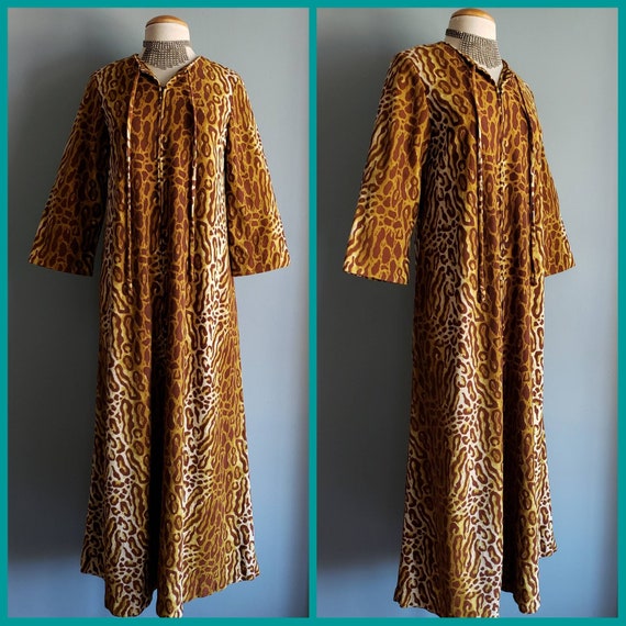 Vintage leopard print lounge wear robe.