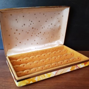 1960s mod floral vinyl clamshell jewelry box. image 4