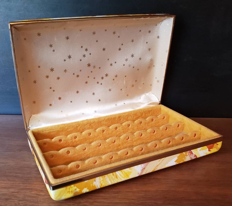 1960s mod floral vinyl clamshell jewelry box. image 4