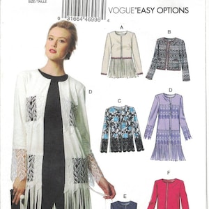 Puede incluir: Un patrón de costura para una chaqueta con detalles de flecos. El patrón incluye seis variaciones diferentes de la chaqueta, incluyendo una chaqueta blanca con ribete de encaje, una chaqueta floral azul, una chaqueta morada, una chaqueta beige, un chaleco vaquero y una chaqueta roja. El patrón está etiquetado como "V9247" y "VOGUE EASY OPTIONS".