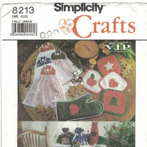 Simplicity 8213 0608 Christmas Apron, Oven Mitts, Placemats, Casserole Holders Pattern Uncut Vintage