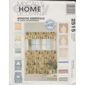 Könnte beinhalten: Eine McCall's Home Decorating Schnittmusterhülle für Fensterdekorationen, Nummer 2515. Die Vorderseite zeigt Illustrationen verschiedener Vorhangstile, darunter Volants und Etagenvorhänge mit gelben und blauen Blumenmustern.