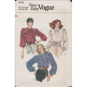 Könnte beinhalten: Ein Very Easy Vogue Schnittmusterumschlag 8778 für die Größen 14-16-18. Die Abbildung zeigt drei Blusenvarianten mit langen Puffärmeln und hohem Ausschnitt, darunter eine mit einer Schleife, kombiniert mit Röcken oder Hosen.