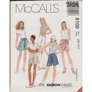 Op de afbeelding: McCall's naaipatroon met illustraties van verschillende shorts en rok outfits. Het patroon bevat de tekst "QUICK & EASY" en maat informatie. De cover toont verschillende stijlen, waaronder denim shorts en een wikkelrok.
