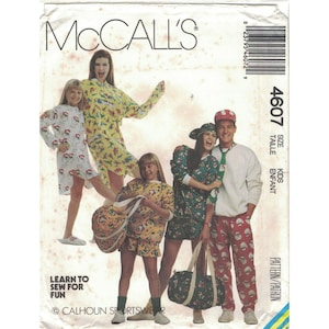 Op de afbeelding: Een vintage McCall's naaipatroon met een groep kinderen en volwassenen in bijpassende pyjama's en outfits. Het patroon bevat de tekst "LEARN TO SEW FOR FUN" en "CALHOUN SPORTSWEAR". Het patroonnummer is 4607.
