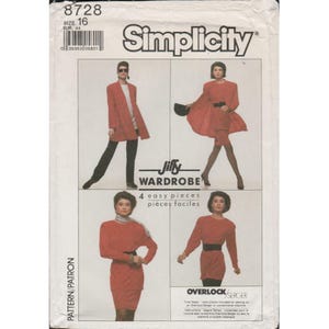 Puede incluir: Patrón de costura Simplicity número 8728 para la talla 16. El patrón incluye cuatro piezas fáciles para un armario. El patrón presenta una chaqueta roja, un vestido rojo, una falda roja y una blusa roja. El patrón es para coser con remalladora o overlock.