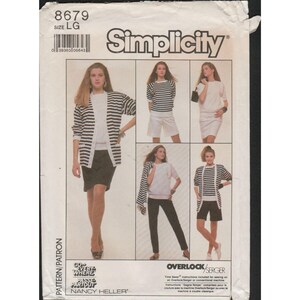 以下が含まれることがあります： Simplicityの型紙8679、サイズLG。ストライプのカーディガン、ショートパンツ、スカートなど、複数の衣装オプションが特徴です。パターンには「OVERLOCK/SERGER」と「Time Saver」の文字が含まれています。