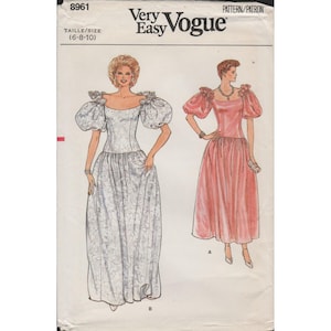 Peut inclure: Un patron de couture vintage pour une robe de soirée à manches bouffantes. Le patron est pour les tailles 6-8-10 et est de Very Easy Vogue. Le patron montre deux styles différents de la robe, l'un avec un tissu à motifs blanc et argent et l'autre avec un tissu rose.