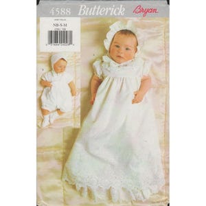 Op de afbeelding: Een baby in een witte doopjurk en muts. De jurk heeft een kanten zoom en een gefranjerde kraag. De afbeelding toont ook een kleinere afbeelding van een baby in een witte romper en muts. Het patroon is gelabeld "4588 Butterick Bryan".