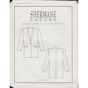以下が含まれることがあります： 「SHERMANE FOUCHÉ PATTERN COLLECTION」と題されたヴィンテージの縫製パターン。パターンは、前面と背面図を示すブレザーのイラストを特徴としています。パターン番号は107です。紙はオフホワイトです。