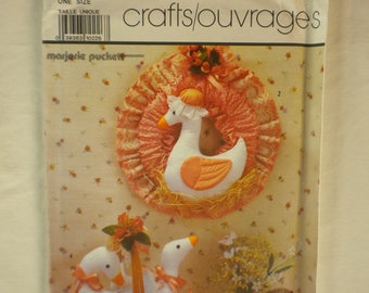 Vintage Simplicity 9694 Pattern Decorative Geese, Pull Toy & Wreaths Crafts Decor Uncut