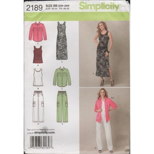 Könnte beinhalten: Simplicity Schnittmuster Nummer 2189 für die Größen 20W-28W. Das Schnittmuster enthält Anleitungen zum Nähen eines ärmellosen Maxikleides, eines langärmeligen Hemdes, eines ärmellosen Tanktops und einer Cargohose. Das Schnittmuster ist auf einem weißen Hintergrund mit grünem Rand abgebildet.