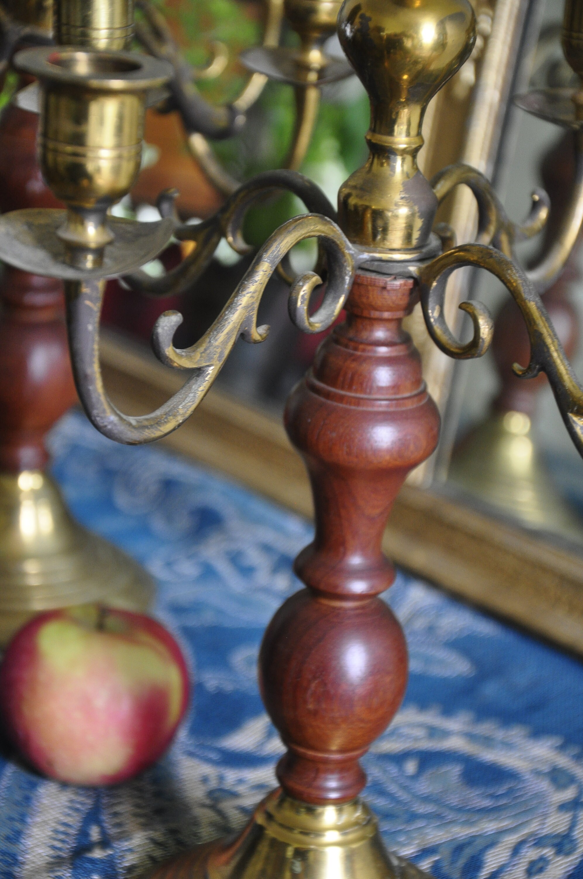 Conjunto de candelabros de latón y madera vintage | Etsy