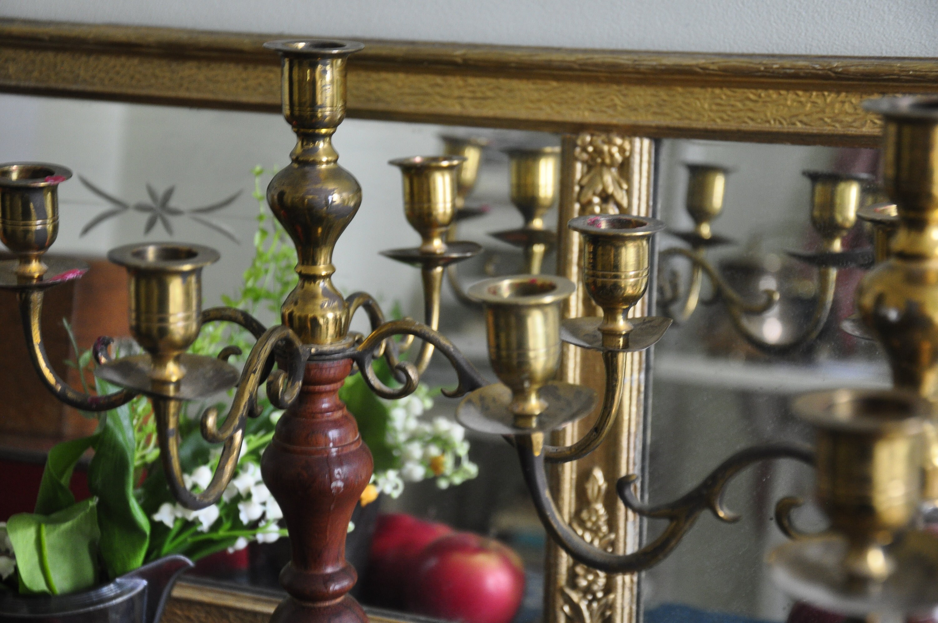 Conjunto de candelabros de latón y madera vintage | Etsy