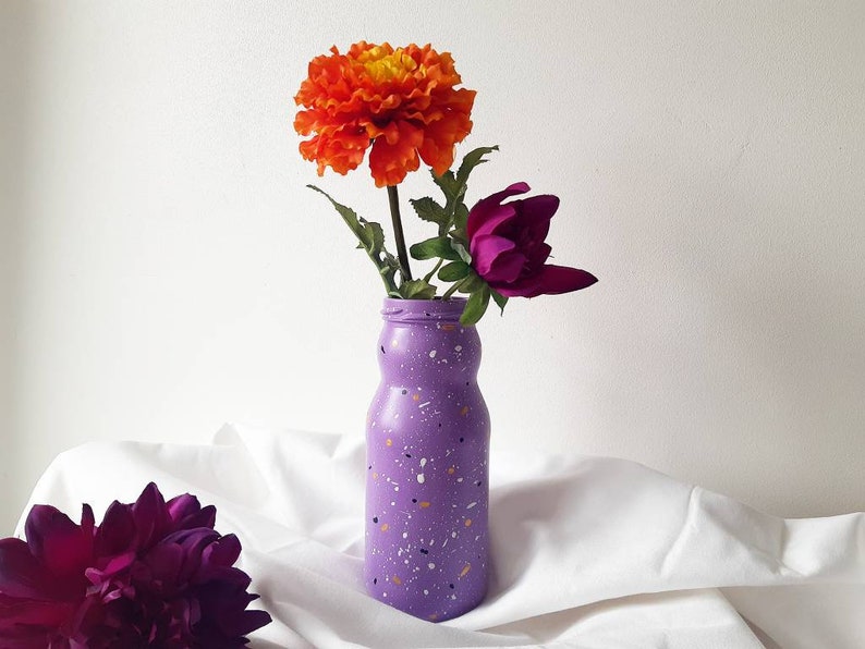 Vase, vase en verre, vase peint à la main, vase décoré à la main, vase à fleurs, décoration intérieure, vase décoré, vase violet, bouteille en verre recyclé image 1