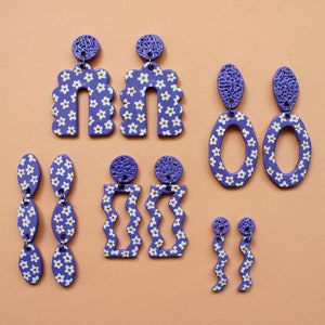 Clay earrings, drop earrings, dangly earrings, handpainted earrings, fimo earrings, purple and white daisy flowers