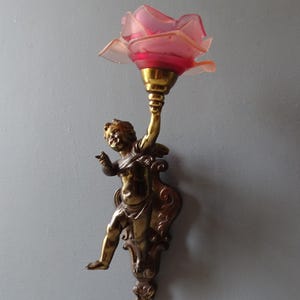 Seltene antike französische Cherub Wandleuchte, mit rosa Glasschirm in Form einer Rose.
