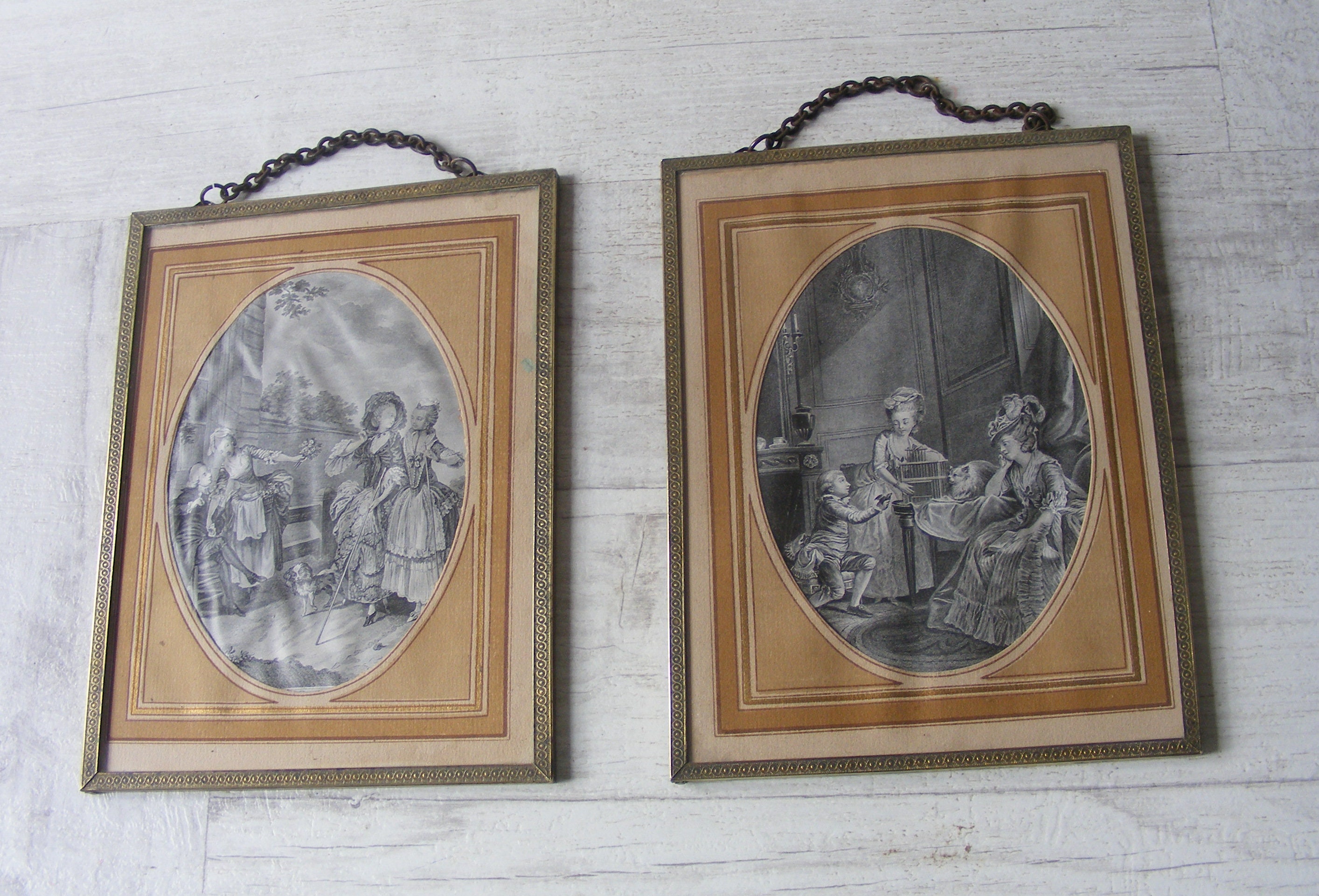 Paire de Français Antiques en Laiton et Cadres Verre./Antique Chateau Scene Prints.