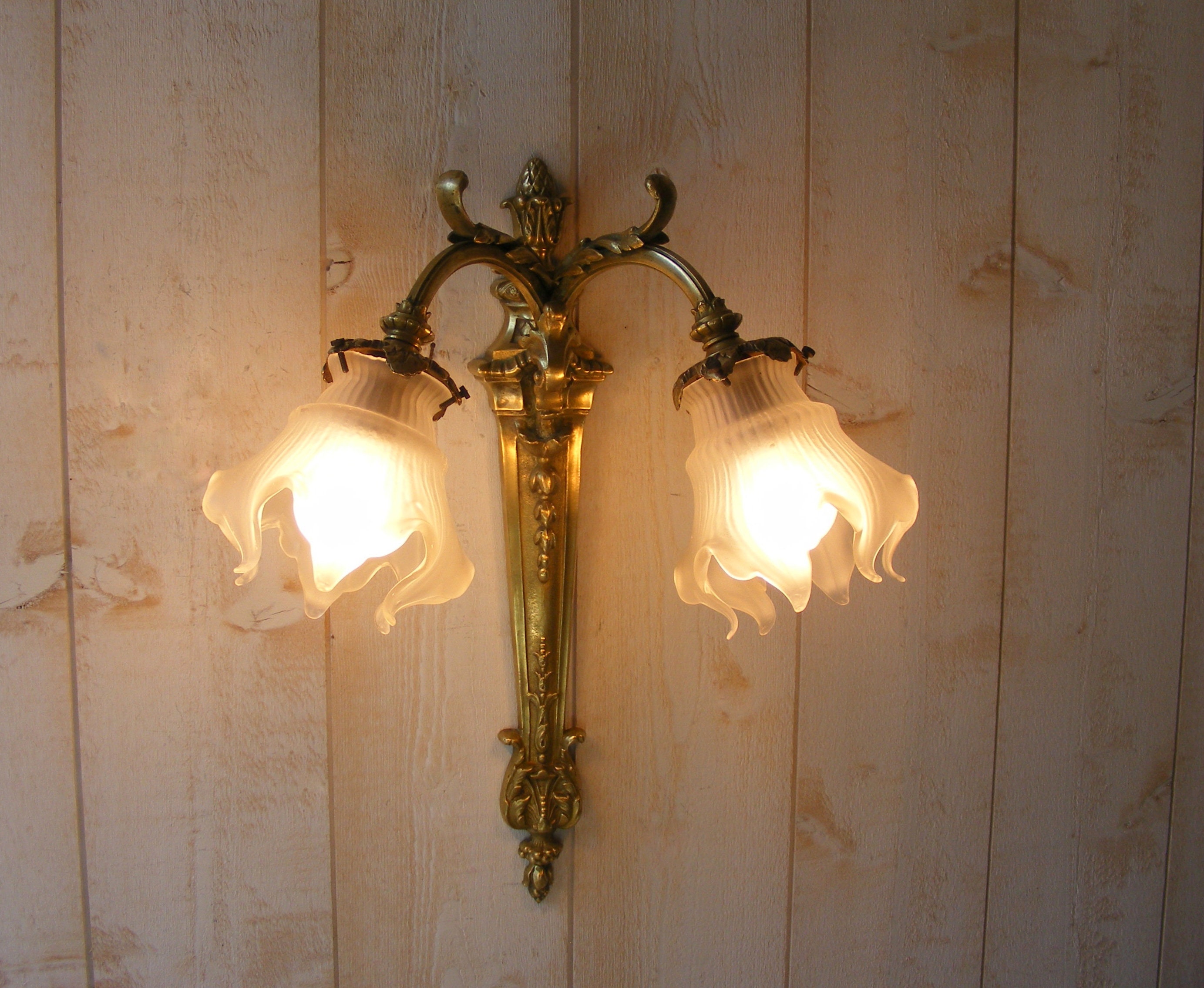 Grand Château Antique Bronze Double Sconce, avec Des Nuances de Verre en Forme Fleur.