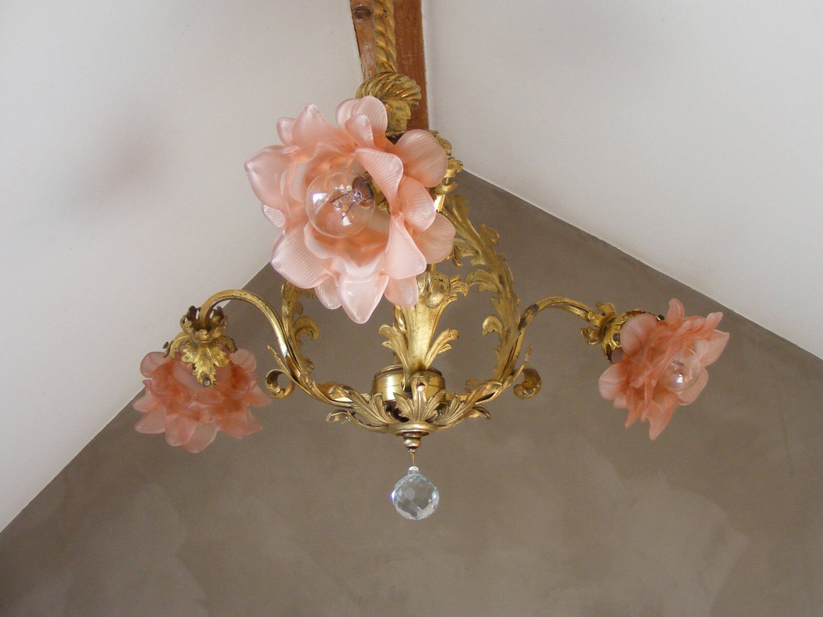 Lustre en Bronze Antique avec de Grands Stores Verre Forme Roses.