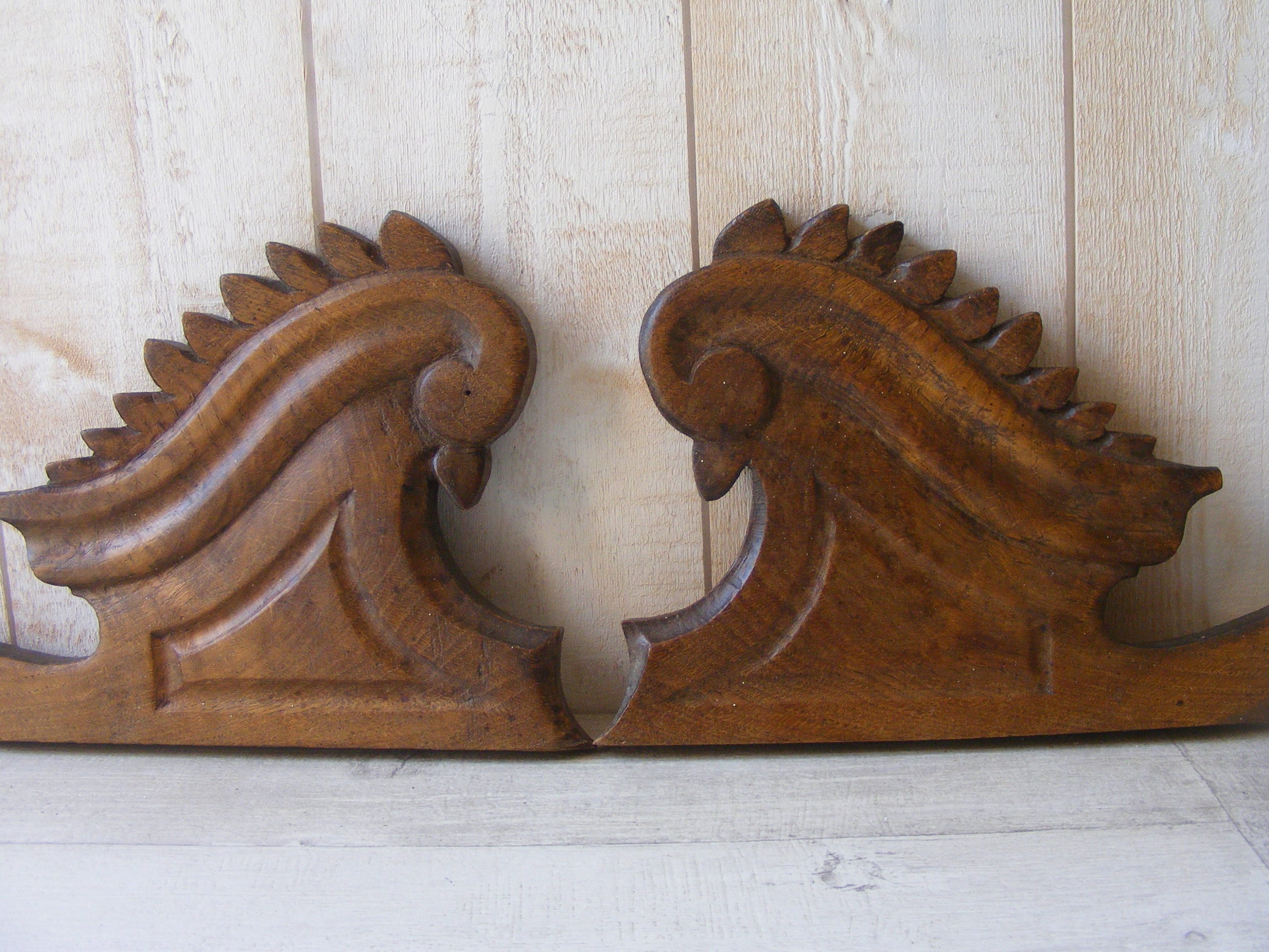 Paire d'antique Français Bois d'oiseau Grands Frontons, Style Shabby./Décor de Mur.