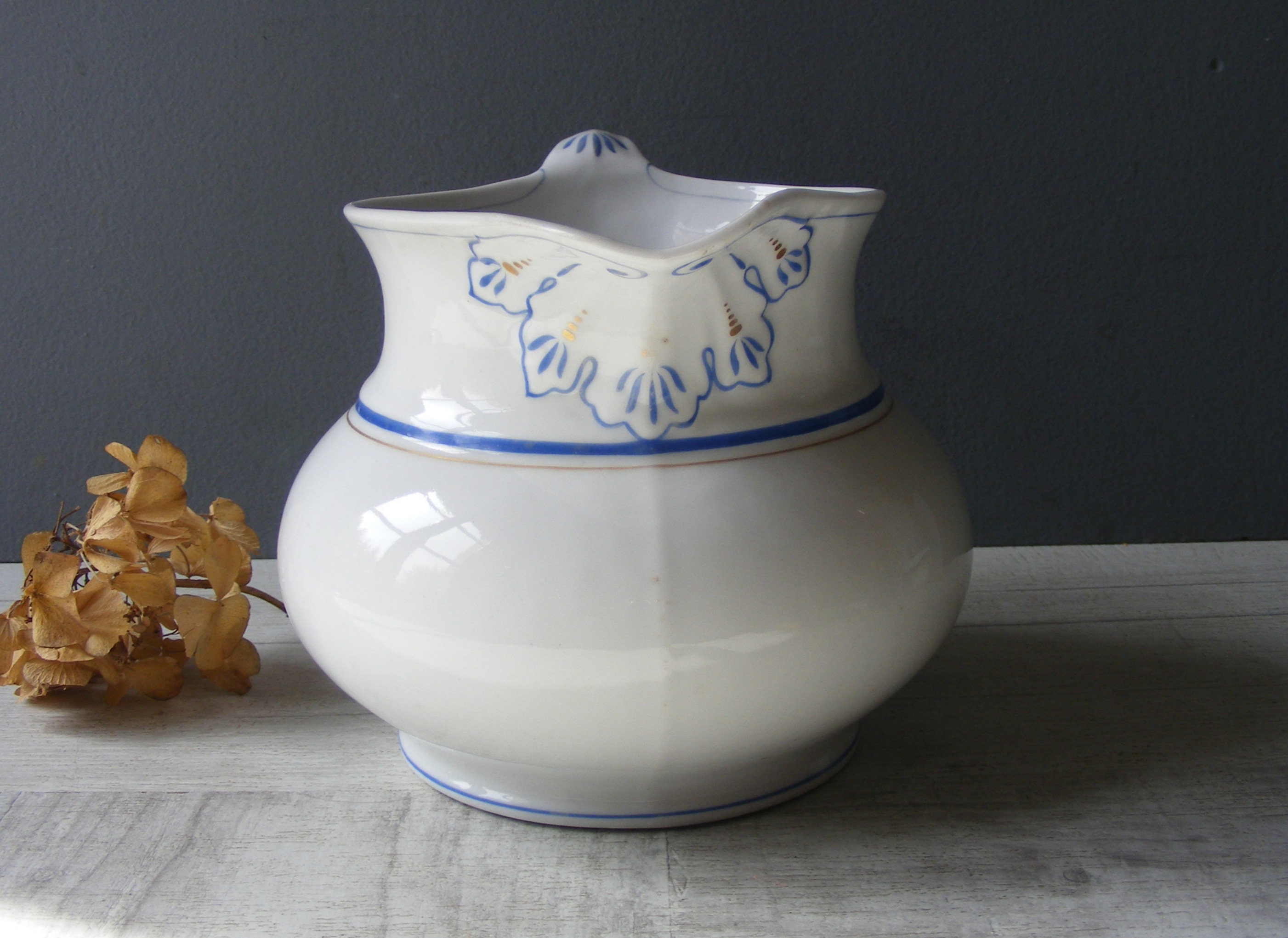 Antique White Ironstone Pitcher avec Blue & Gold Leave Décor.