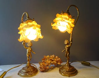 Lampada da comodino/tavolo in ottone vintage italiana con paralume in vetro ambrato a forma di fiore.