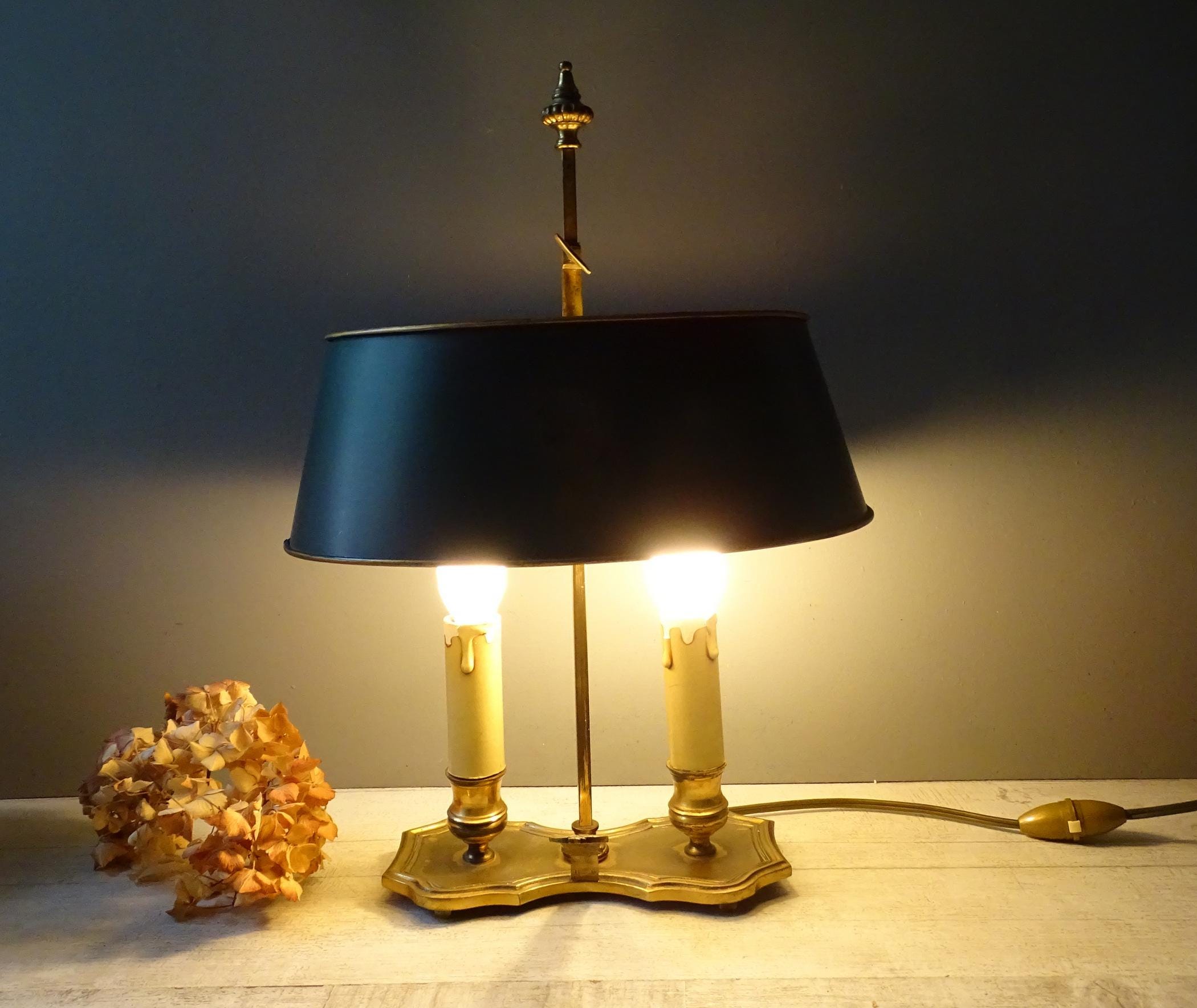 Lampada da tavolo in ottone anticato francese e tole verde,/2 luci/lampada da scrivania/lampada da biblioteca.