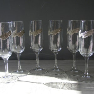 6 Franse Champagne glazen, met een tinnen label.