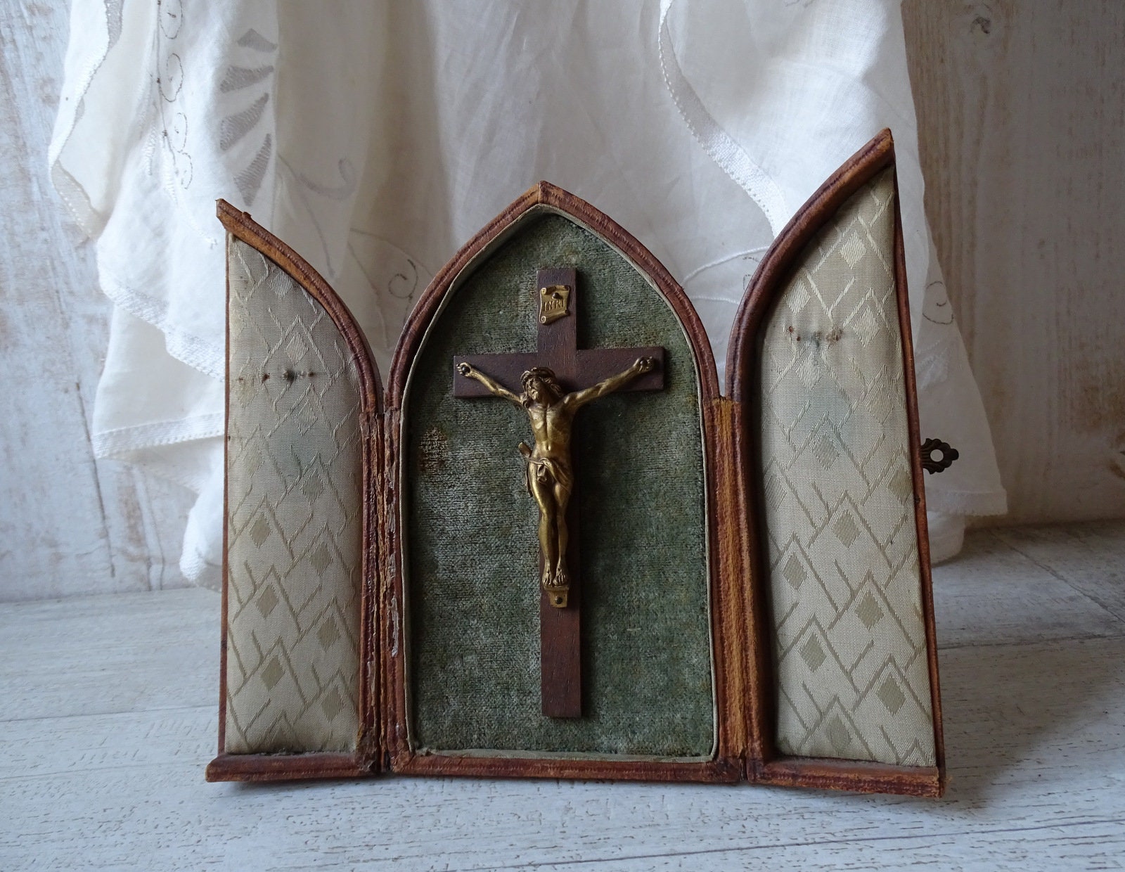 Reliquaire de Voyage Religieux Français Antique et Crucifix Du Christ. Art ./Triptyque Reliquaire.