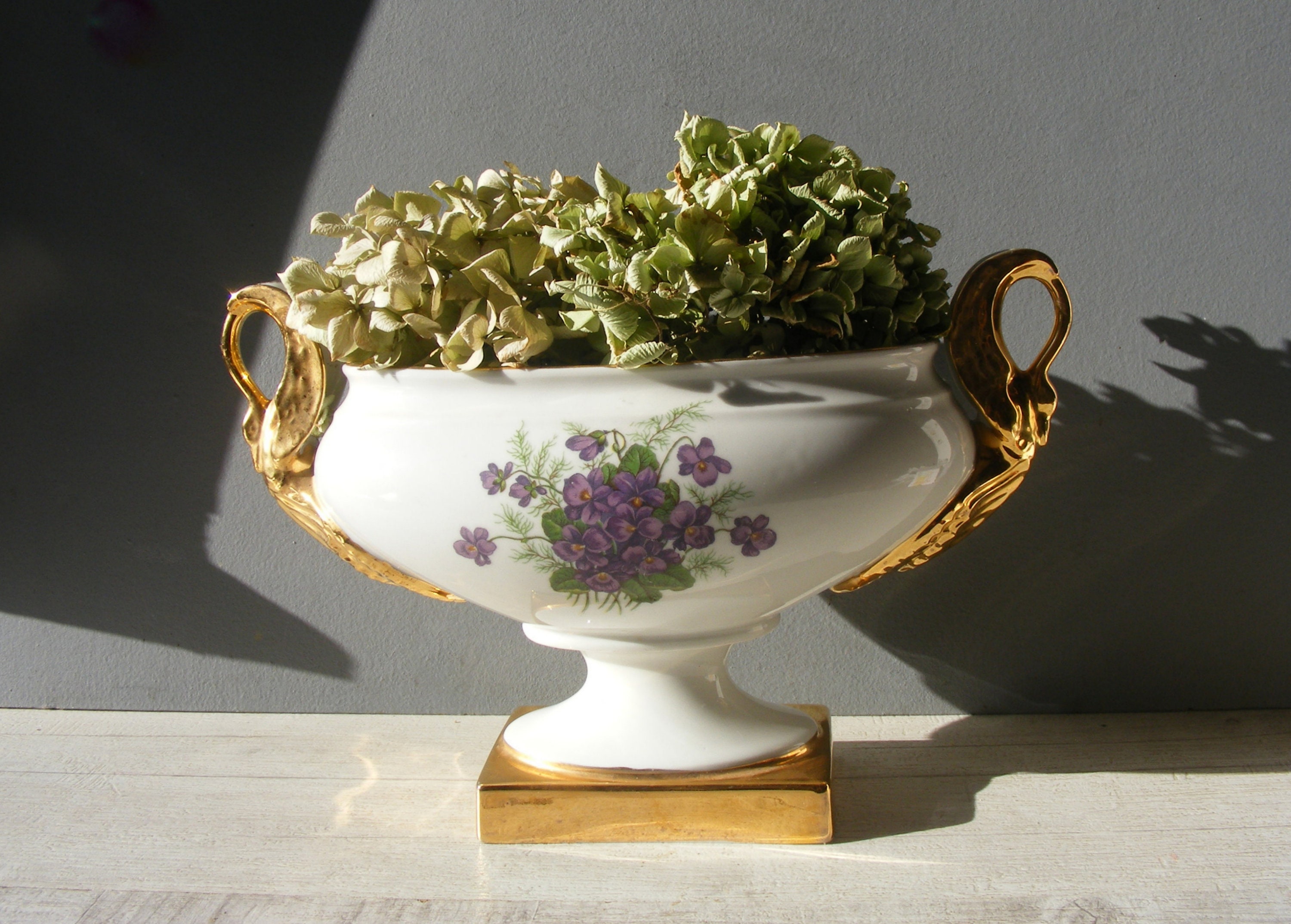 Délicat Millésime Français Porcelain Jardiniere/ Violets Decor,/Golden Swan Poignées.