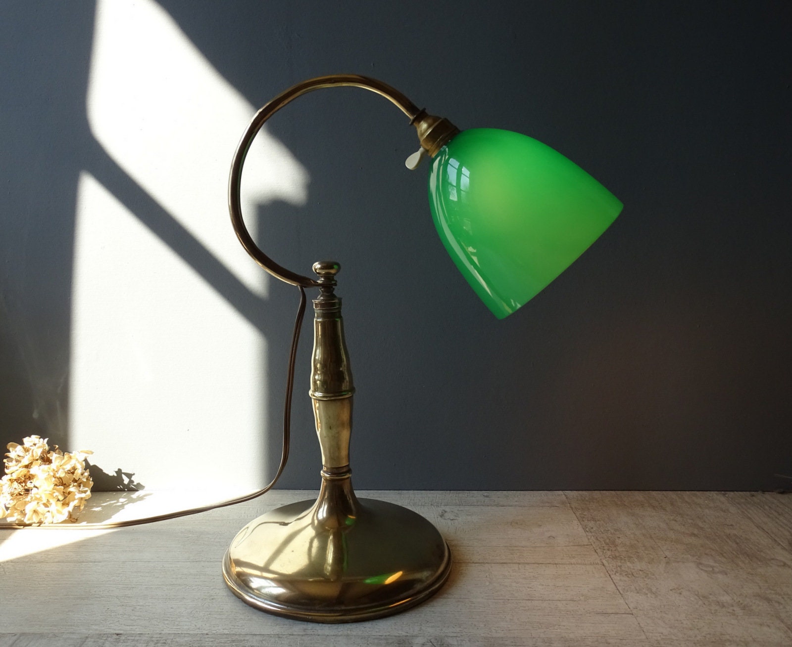 Antique Français Lampe de Table en Laiton, avec Un Abat-Jour Verre Vert Émeraude. Bureau./Lampe Bibl