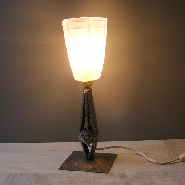Lampe de table Art Déco française, fer forgé et abat-jour en verre dépoli blanc.Années 1930.