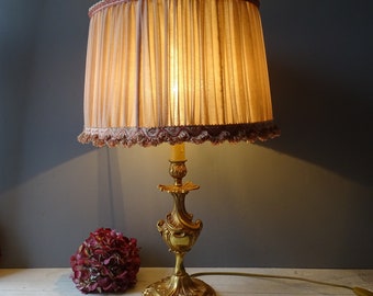 Grande lampe bouillotte en bronze vintage lourde avec abat-jour plissé rose.
