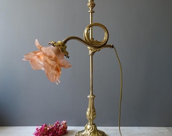 Rara lampada da tavolo antica in bronzo con paralume in vetro rosa a forma di rosa./Vecchia lampada da scrivania in bronzo.