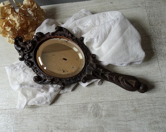 Espejo de mano antiguo de madera tallada con cristal biselado