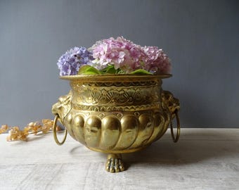 Antieke messing plantenpot met reliëf en leeuwenkopgrepen / Messing met reliëf en opengewerkte details / Vintage messing bloempot met leeuwenmotief.