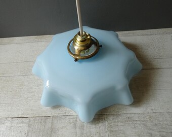 Lampada da soffitto antica in vetro opalino blu, con fissaggio originale in ottone.
