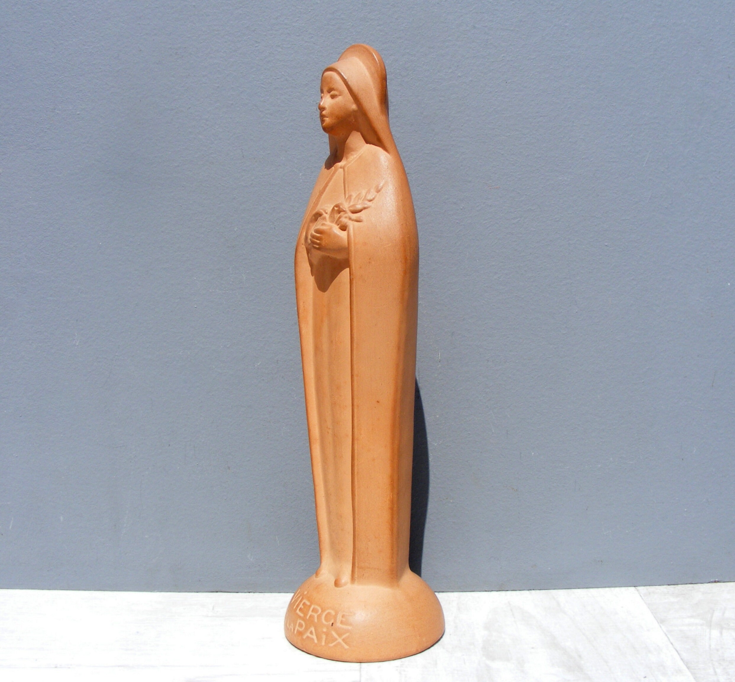 Vierge De La Paix Statue