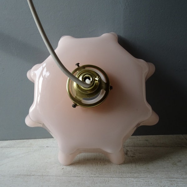 Plafonnier en verre opalin rose antique, lampe / avec fixation en laiton d’origine.